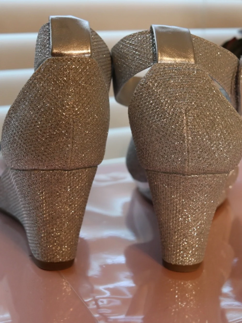 Dream Pairs Silver Glitter Wedge Sandals — Size 8.5